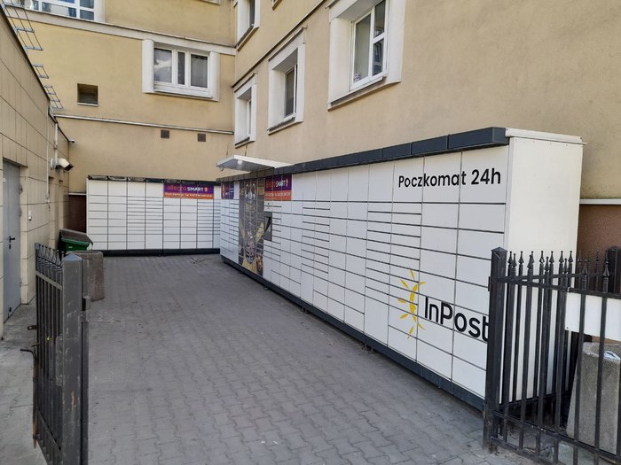 Paczkomat WAW119M Obok baru i piekarni
