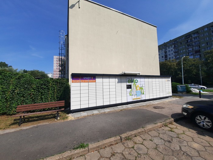 Paczkomat WAW11APP Przy budynku administracji