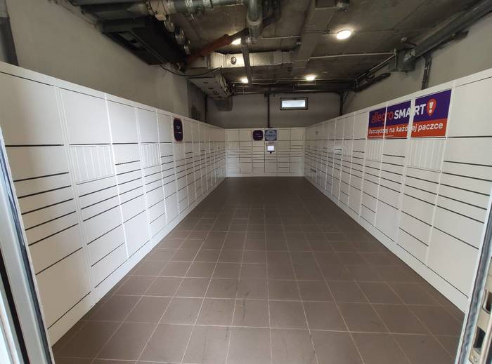 Parcel Locker WAW11H W lokalu obok stokrotki