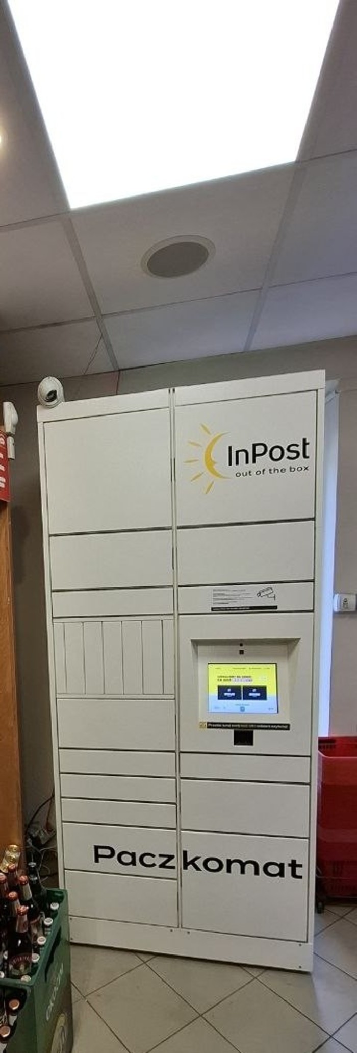 Paczkomat WAW120HP przy wejściu wewnątrz Delikatesów
