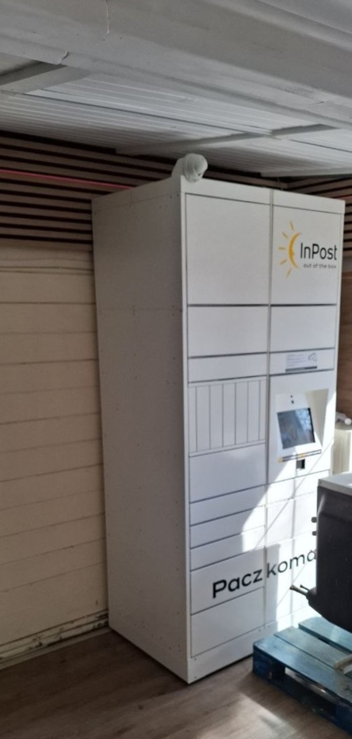 Paczkomat WAW121HP przy wejściu wewnątrz Delikatesów