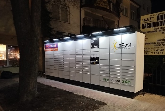 Paczkomat WAW122BAPP przed księgarnią Prymus