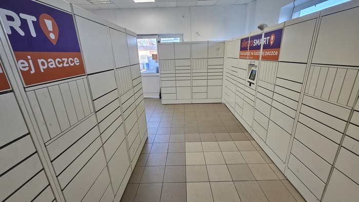 Paczkomat WAW122H w lokalu