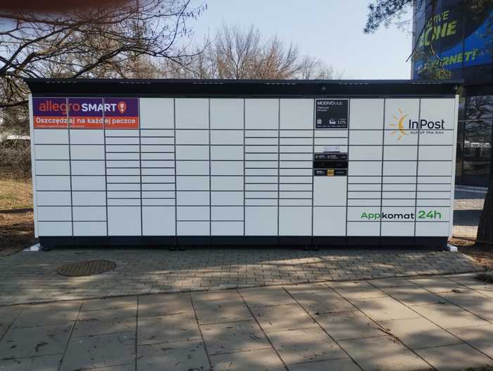 Paczkomat WAW124BAPP Na trawniku obok biurowca
