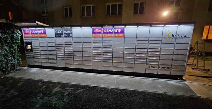 Paczkomat WAW125M za centrum medycznym