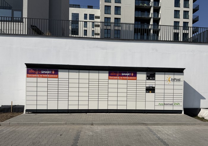 Paczkomat WAW127BAPP parking przy budynku