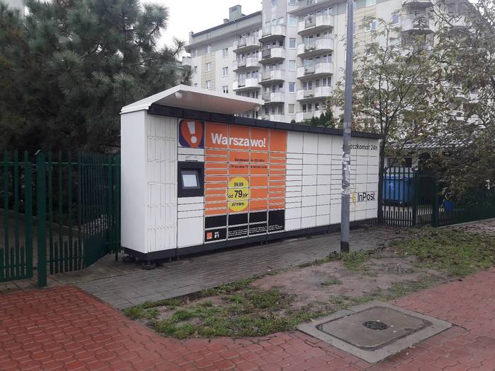 Parcel Locker WAW127M Przy wejściu na teren os. Skoroszewska 1 od ul.Chełmońskiego