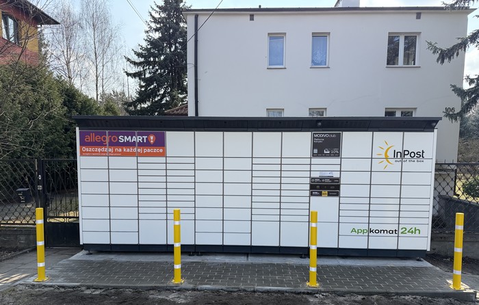 Paczkomat WAW128BAPP parking przed budynkiem