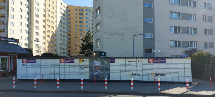 Paczkomat WAW12N Przed blokiem