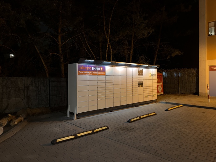 Paczkomat WAW131BAPP Przy parkingu posesji Dzieci Warszawy 11