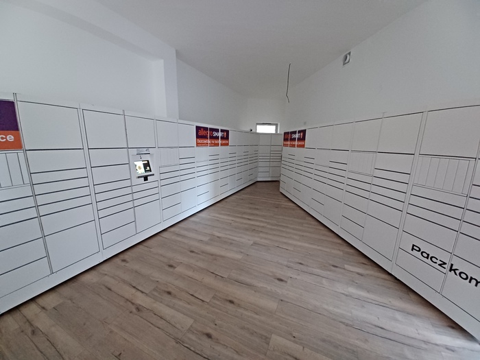 Paczkomat WAW132H W lokalu obok Żabki