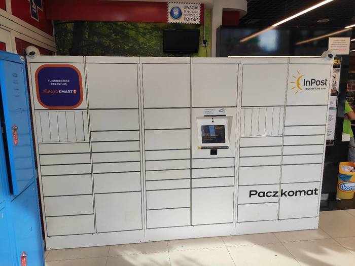 Paczkomat WAW13HO W sklepie w wejściu