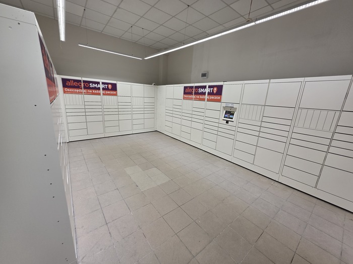 Paczkomat WAW143H W lokalu usługowym obok stomatologii
