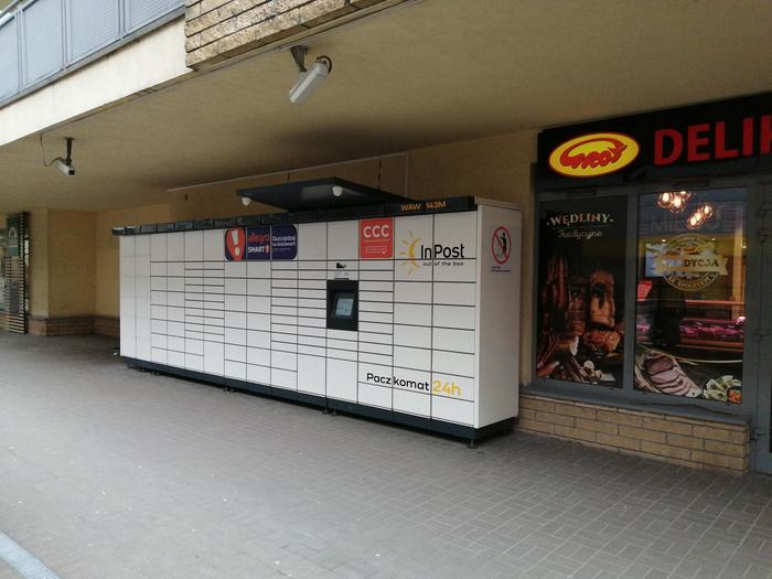 Parcel Locker WAW143M obok sklepu spożywczego