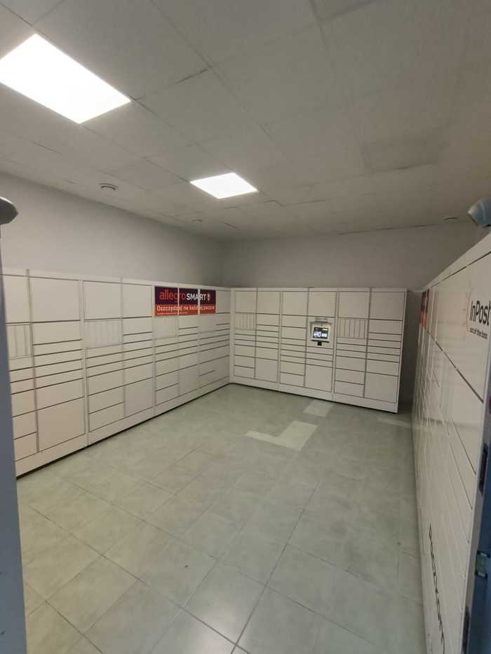 Paczkomat WAW146H w ciągu lokali handlowych