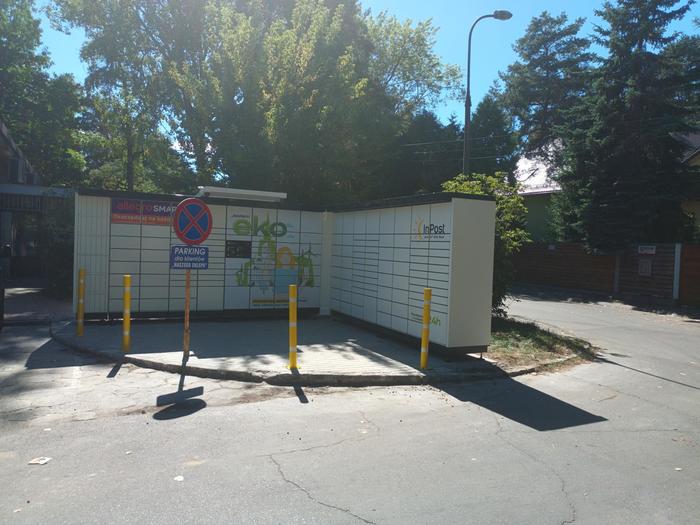 Parcel Locker WAW14APP parking przed sklepem