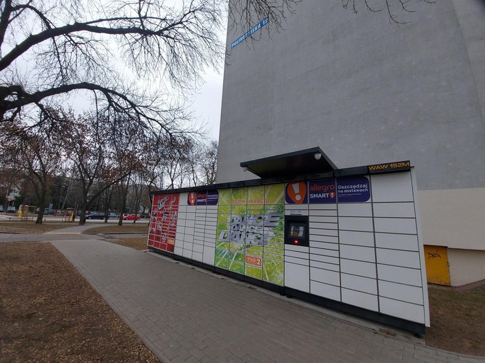 Paczkomat WAW152M Przy bloku od strony Galerii KEN