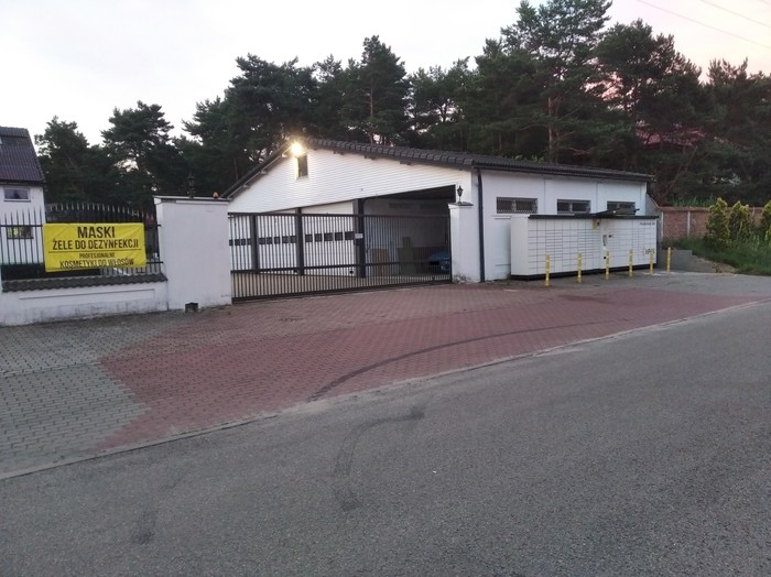 Paczkomat WAW155A Na parkingu przy firmie Catzy