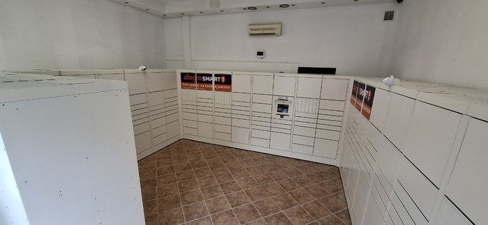 Parcel Locker WAW156H W lokalu usługowym, obok kawiarni Laziz