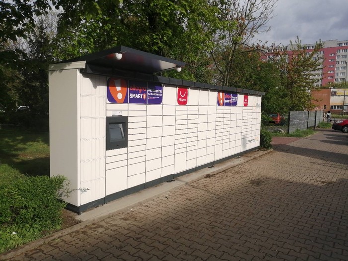 Paczkomat WAW156M Obok parkingu