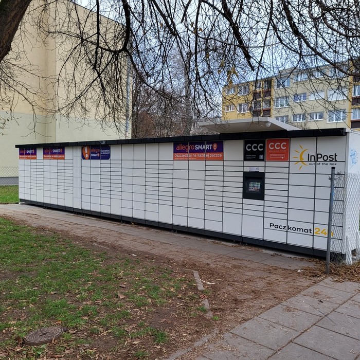 Paczkomat WAW157M Na skrzyżowaniu ul. Saskiej i Brazylisjkiej