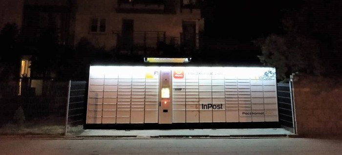 Paczkomat WAW158A Przed blokiem przy ulicy Coopera 12