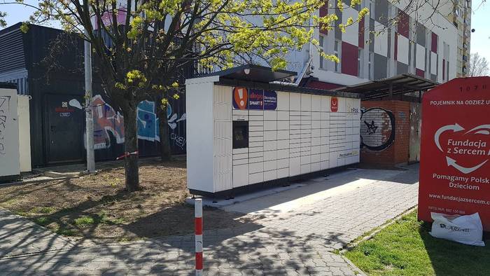 Paczkomat WAW159M Przed budynkiem Fieldorfa 9