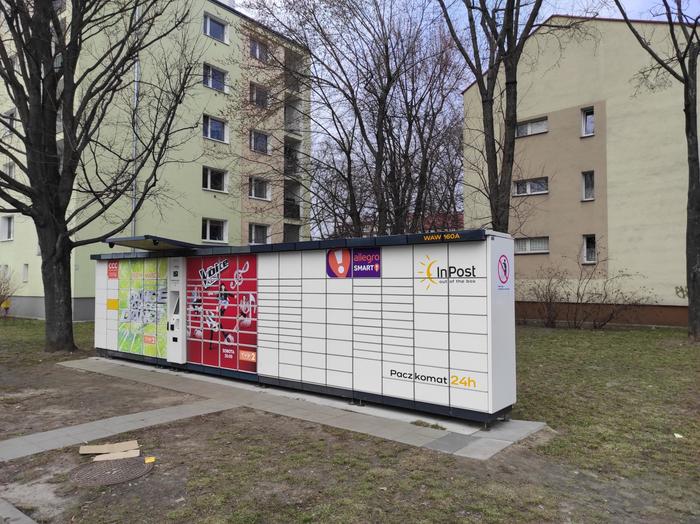 Paczkomat WAW160A Na parkingu przy sklepie Biedronka