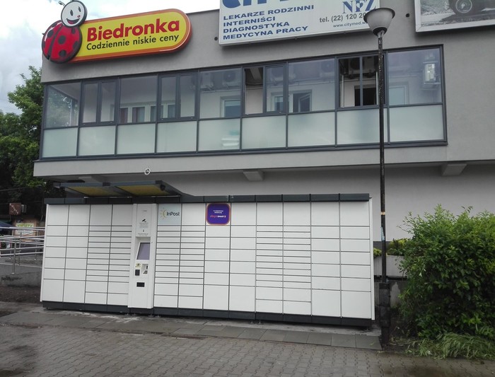 Paczkomat WAW161A Od frontu budynku przy ul. Sobieskiego 18 (Biedronka)
