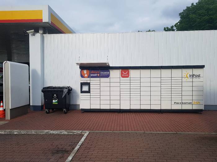 Paczkomat WAW161M Przy stacji Shell, po prawej stronie budynku