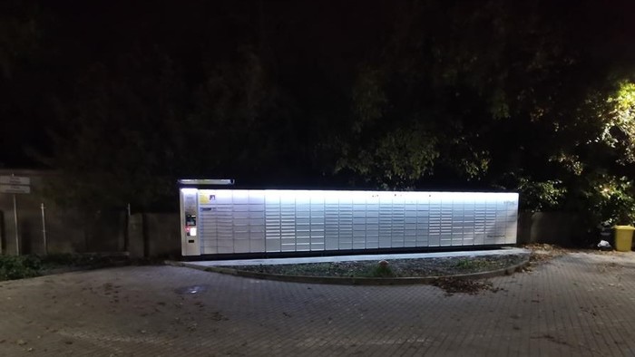 Paczkomat WAW166A Parking przy sklepie Al Capone