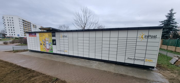 Paczkomat WAW168M Przy budynku na Aluzyjnej 25D, obok Apteki Szafrańscy