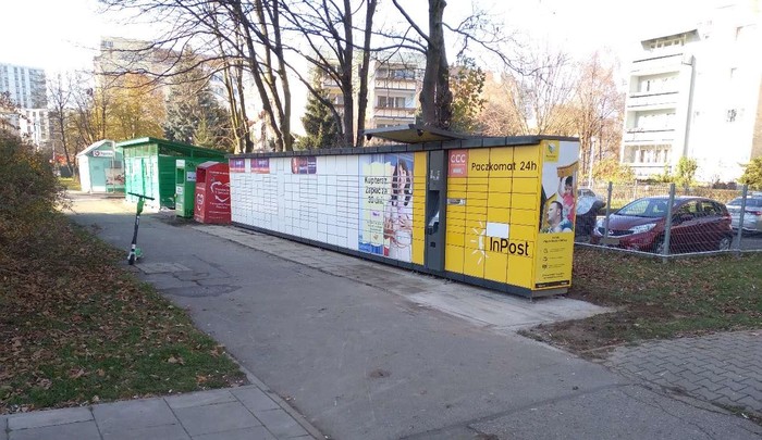 Parcel Locker WAW169A Wzdłuż parkingu przy ul. Rogalskiego 2
