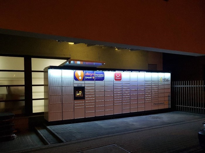 Paczkomat WAW169M Po prawej stronie od wejścia do supermarketu