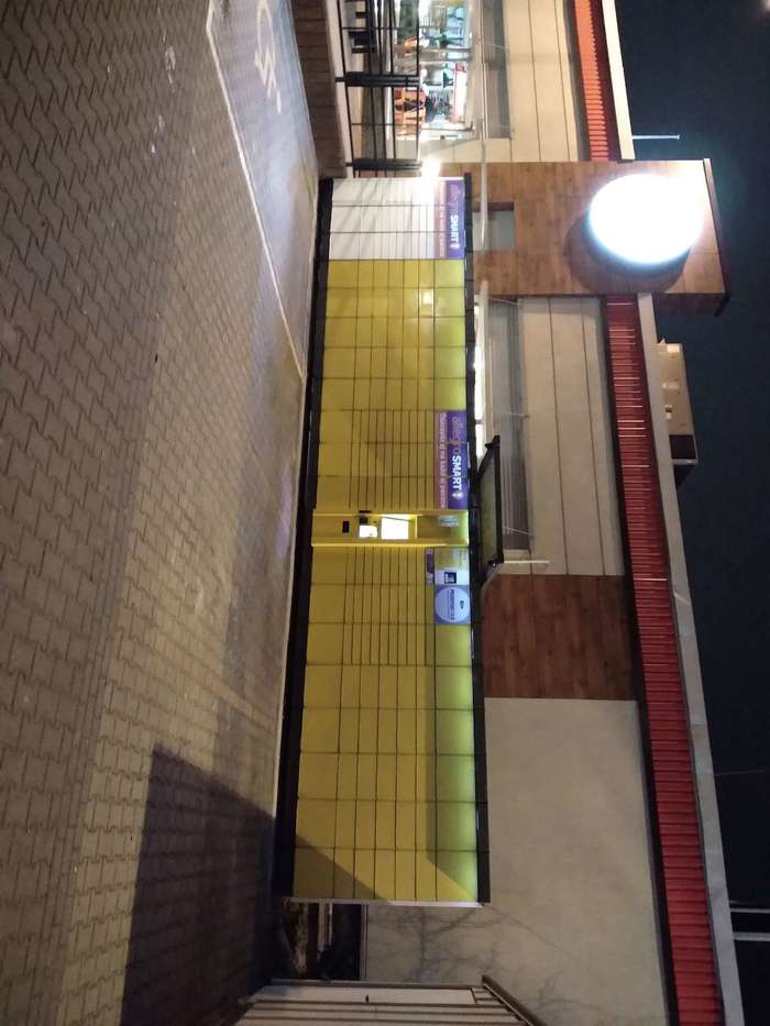 Paczkomat WAW174A przy wejściu do restauracji Burger King, od strony Parku Handlowego