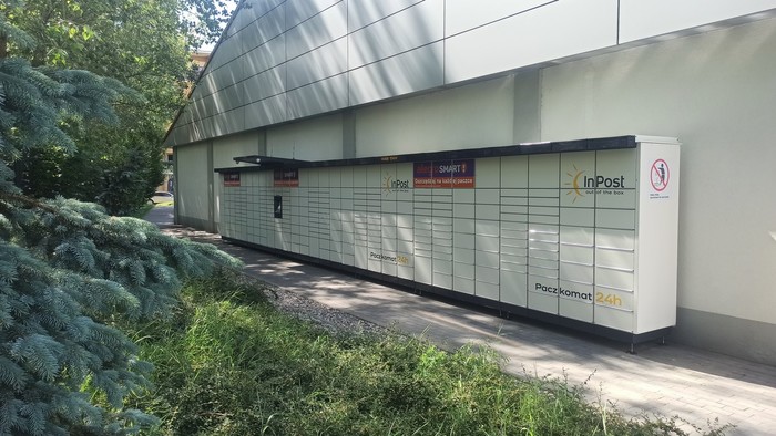 Paczkomat WAW174M Na bocznej ścianie Lidla