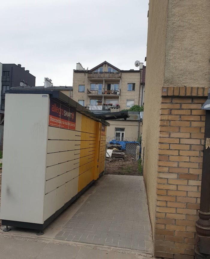 Paczkomat WAW177A na posesji prywatnej