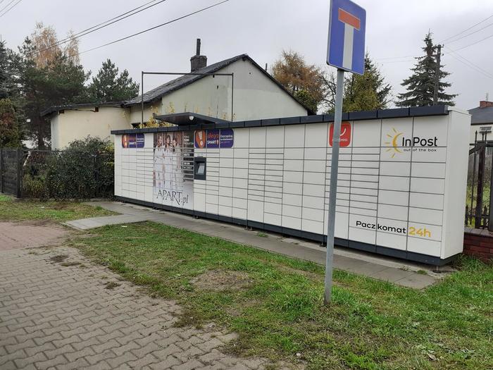 Paczkomat WAW188M Po lewej stronie od wjazdu