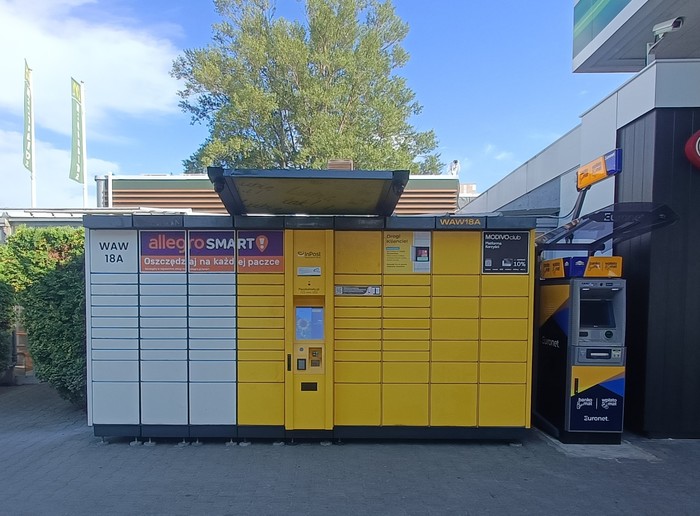 InPost's photo of the locker: InPost WAW18A