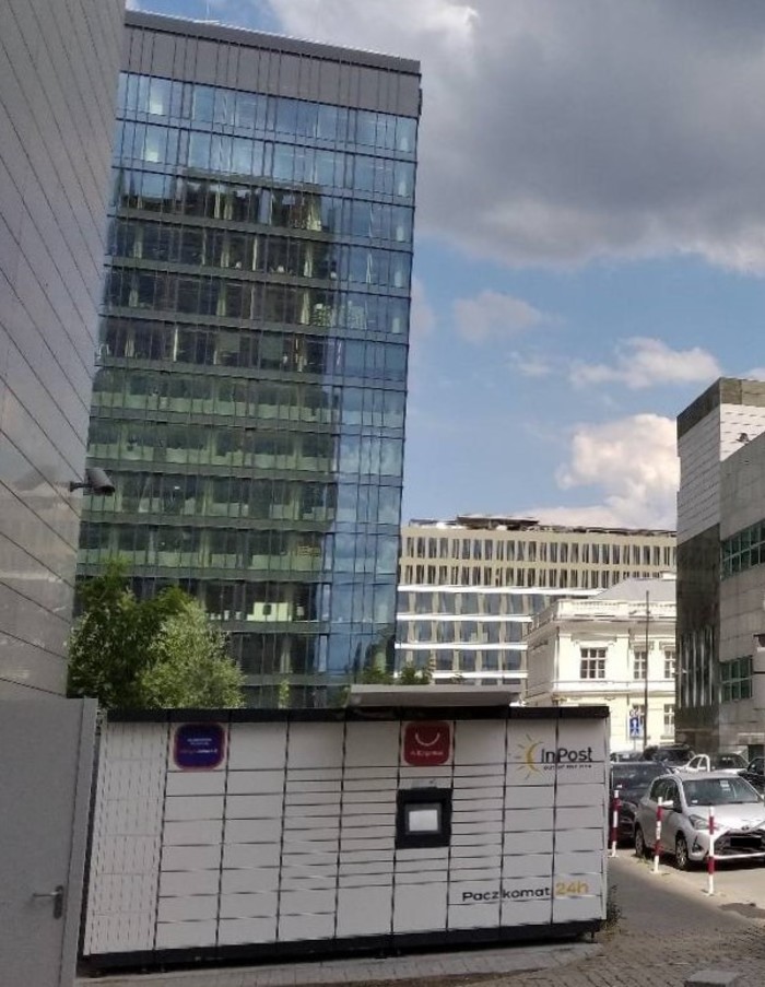 Paczkomat WAW191M Po prawej stronie przed wjazdem na parking podziemny