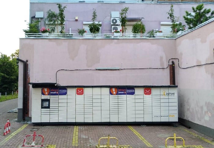 Parcel Locker WAW195M Z tyłu budynku przy wjeździe na parking podziemny