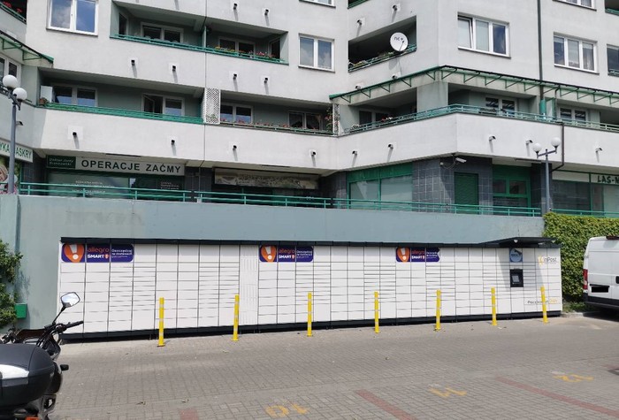 Paczkomat WAW196M Na parkingu od strony ul. Wąwozowej