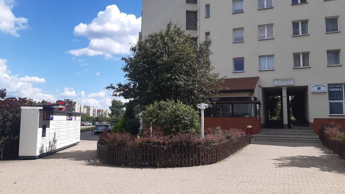 Paczkomat WAW197M Przy głównym wejściu do budynku