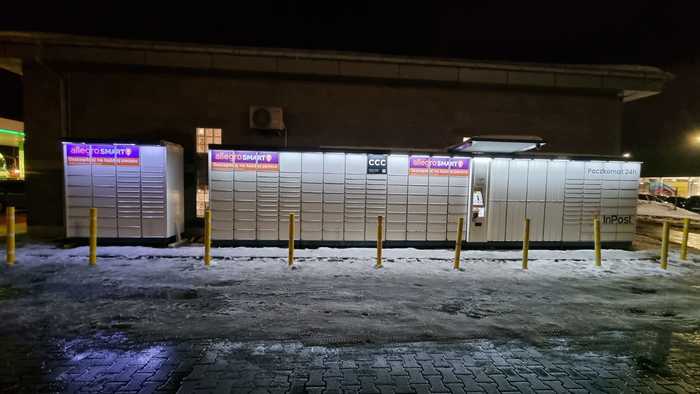Paczkomat WAW204AP na parkingu stacji Amic