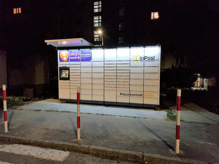Paczkomat WAW209M Na ścianie budynku apteki