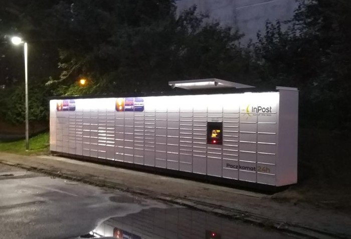 Paczkomat WAW212M Przy budynku ul. Magellana 14