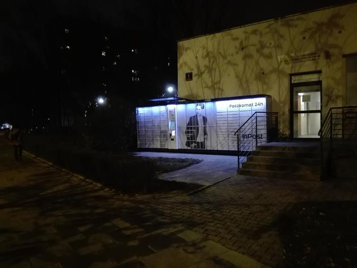 Parcel Locker WAW213AP Po lewej stronie od wejścia do biura Spółdzielni Energetyka