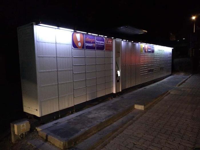 Paczkomat WAW218AP Przy stróżówce na osiedlu Wilga 2000, od ulicy Rechniewskiego