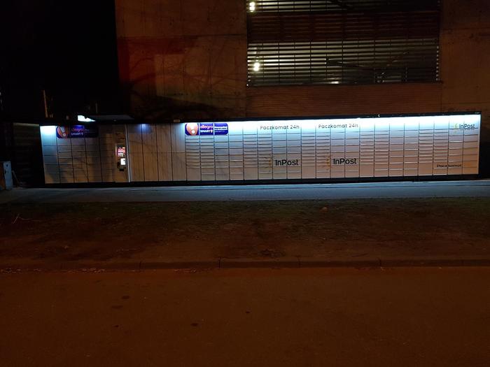 Parcel Locker WAW219AP Przy ścianie po lewej stronie wjazdu na teren WM Zawiszy 16