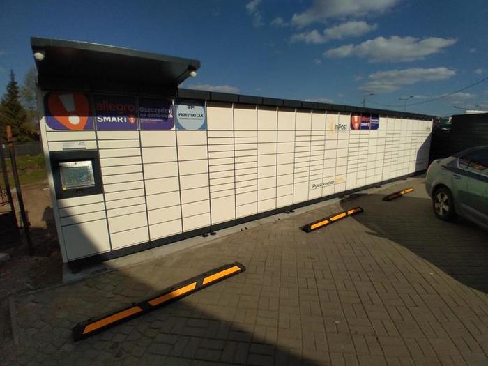 Paczkomat WAW221M Przy centrum dentystycznym Holdent, po prawej stronie parkingu